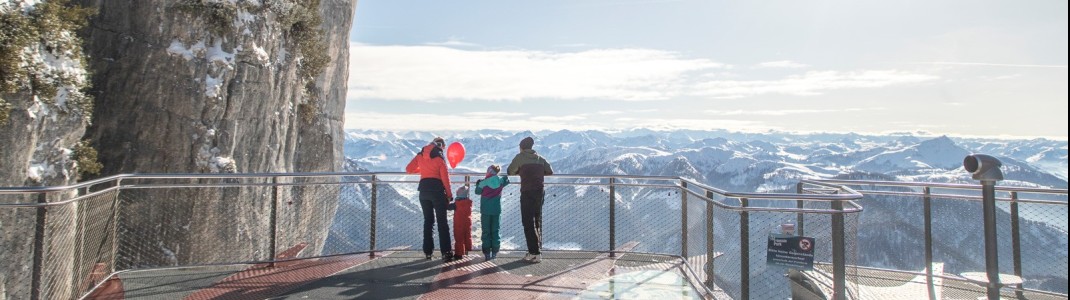 Auf der freischwebenden Plattform hast du eine spektakuläre Aussicht auf die umliegende Berglandschaft.