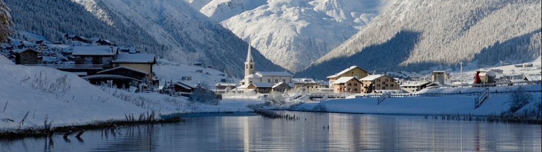 The winter sports town Livigno is located quaintly by a lake right at the Swiss border.