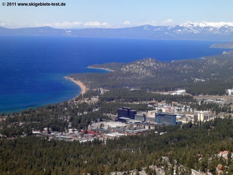 Schön zu erkennen ist die Staatsgrenze, die direkt durch South Lake Tahoe läuft. Auf kalifornischer Seite gibt es viele gemütlich Bars und Restaurants, während in Nevada große Casinos das Ortsbild prä