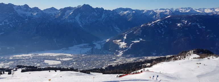 Vom Zettersfeld blickst du über Lienz hinüber zum Hochstein.