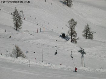 Blick auf Schlepplift D und den dahinter liegenden Funpark