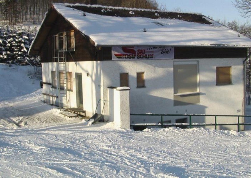Das Clubhaus des Ski-Clubs Hanau. Hier befindet sich auch der Kiosk "Zur Skirast" sowie die Bergwachtstation.
